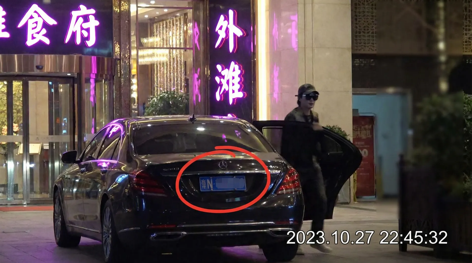 best365体育网址 - 豪车餐厅外被拍
